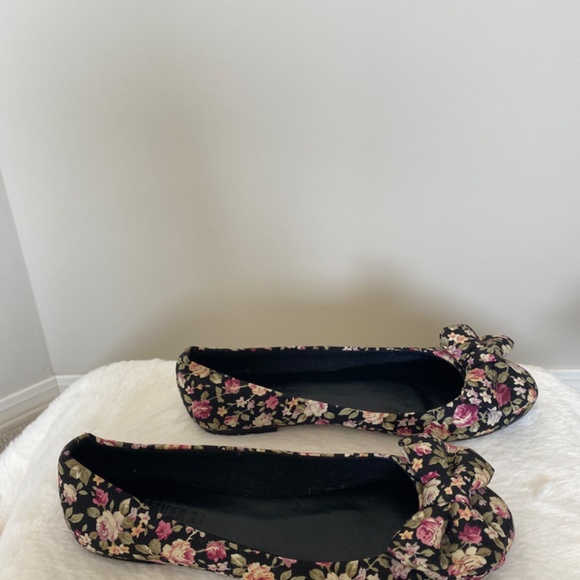 Forever 21 Floral Flats - Picture 3 of 4